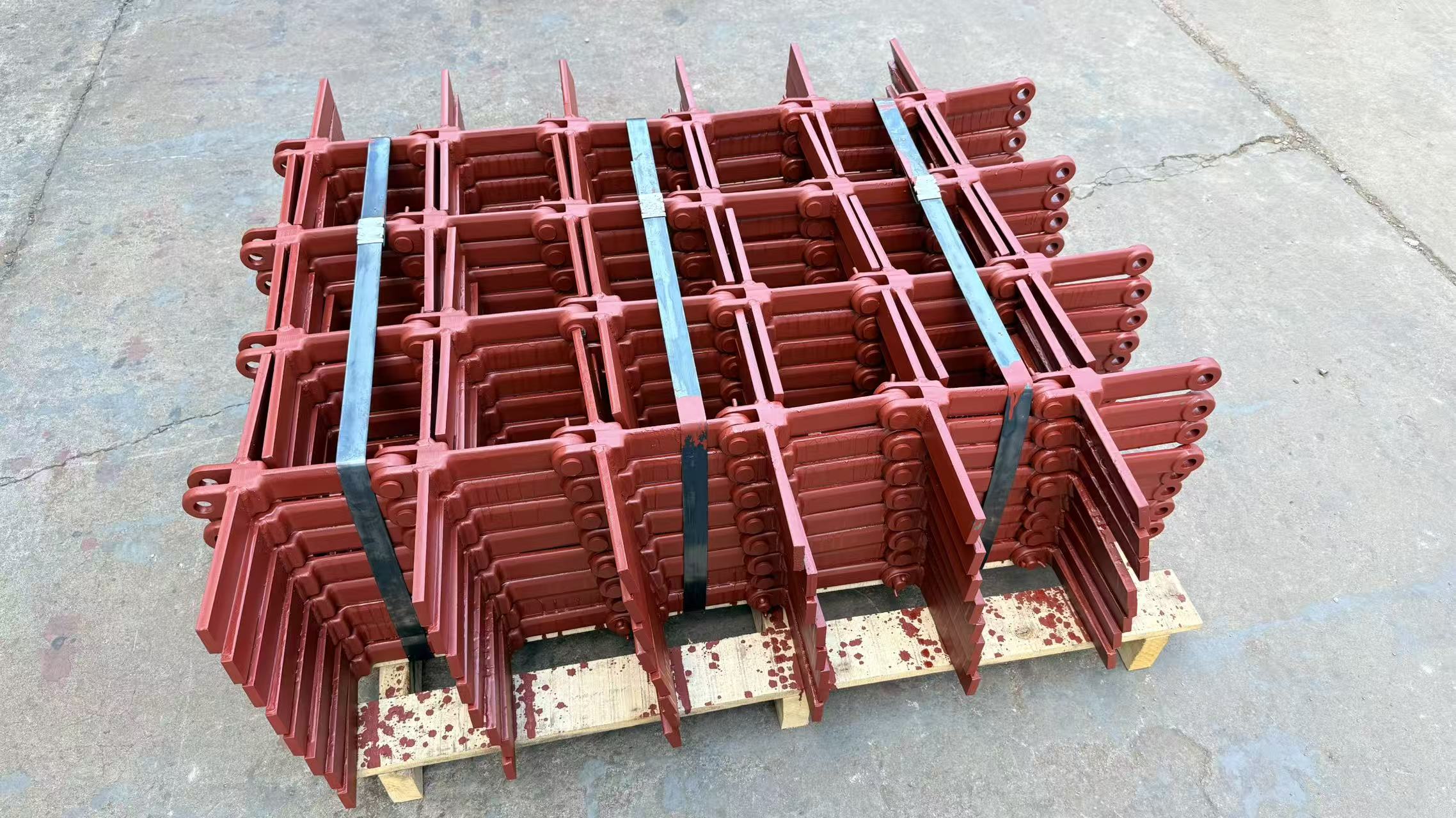 工业皮带输送机设备,黑色橡胶输送带,金属支架结构,展现专业输送设备外观