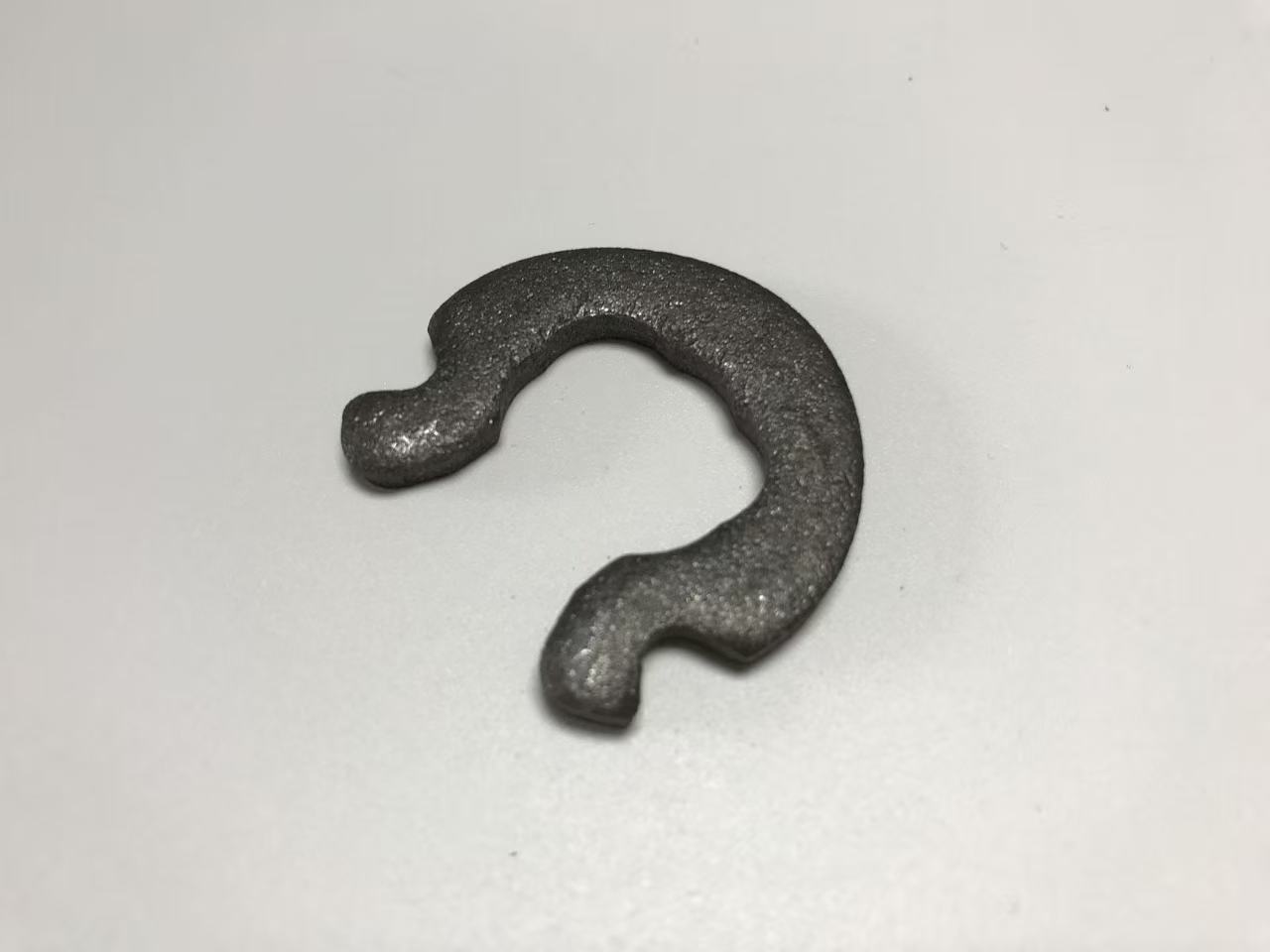 斗式提升机设备,垂直输送结构,金属链条传动,展现垂直提升功能