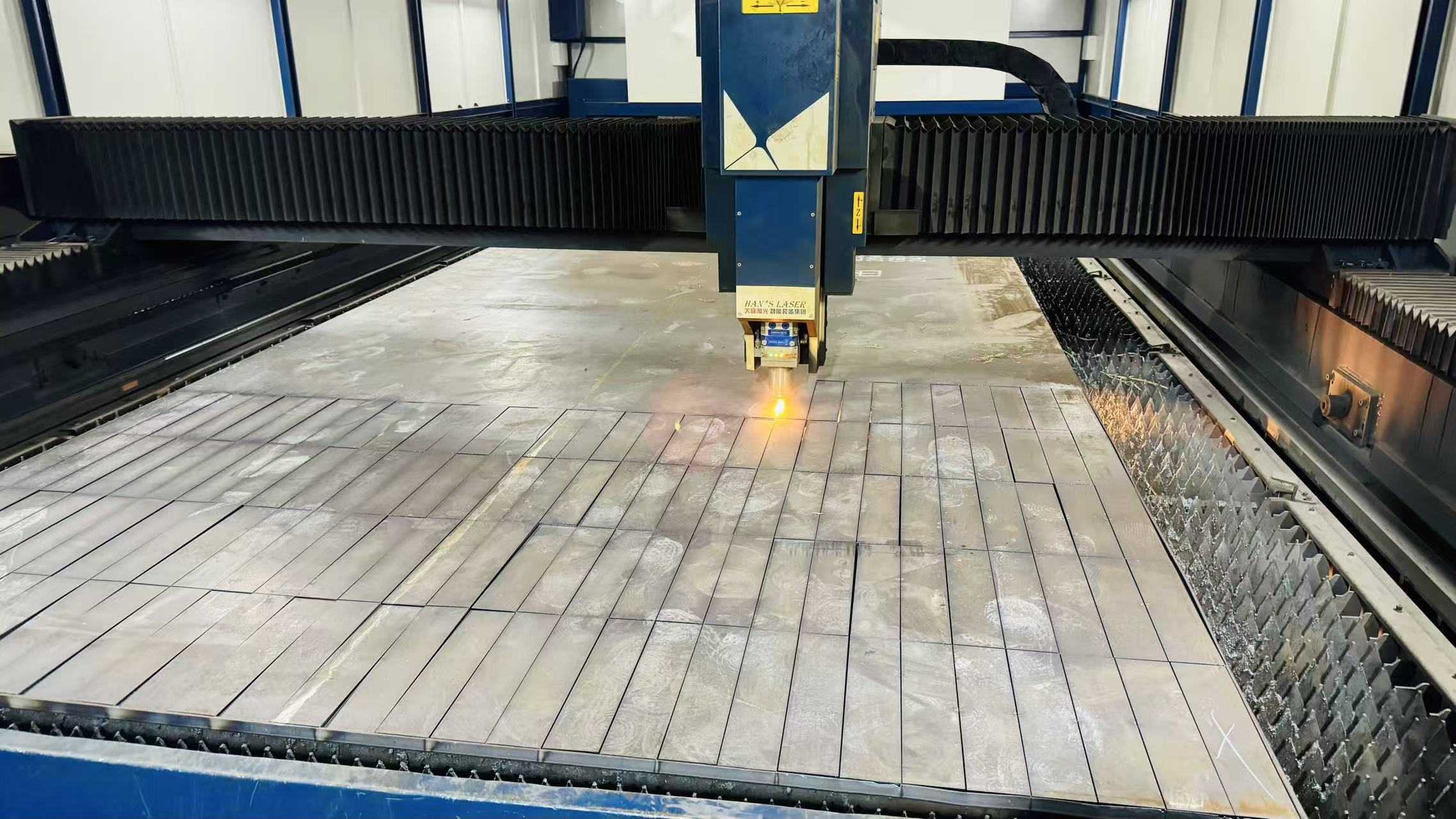 现代化机械制造工厂内部,工人正在操作大型机械设备,车间宽敞明亮,展现专业制造环境