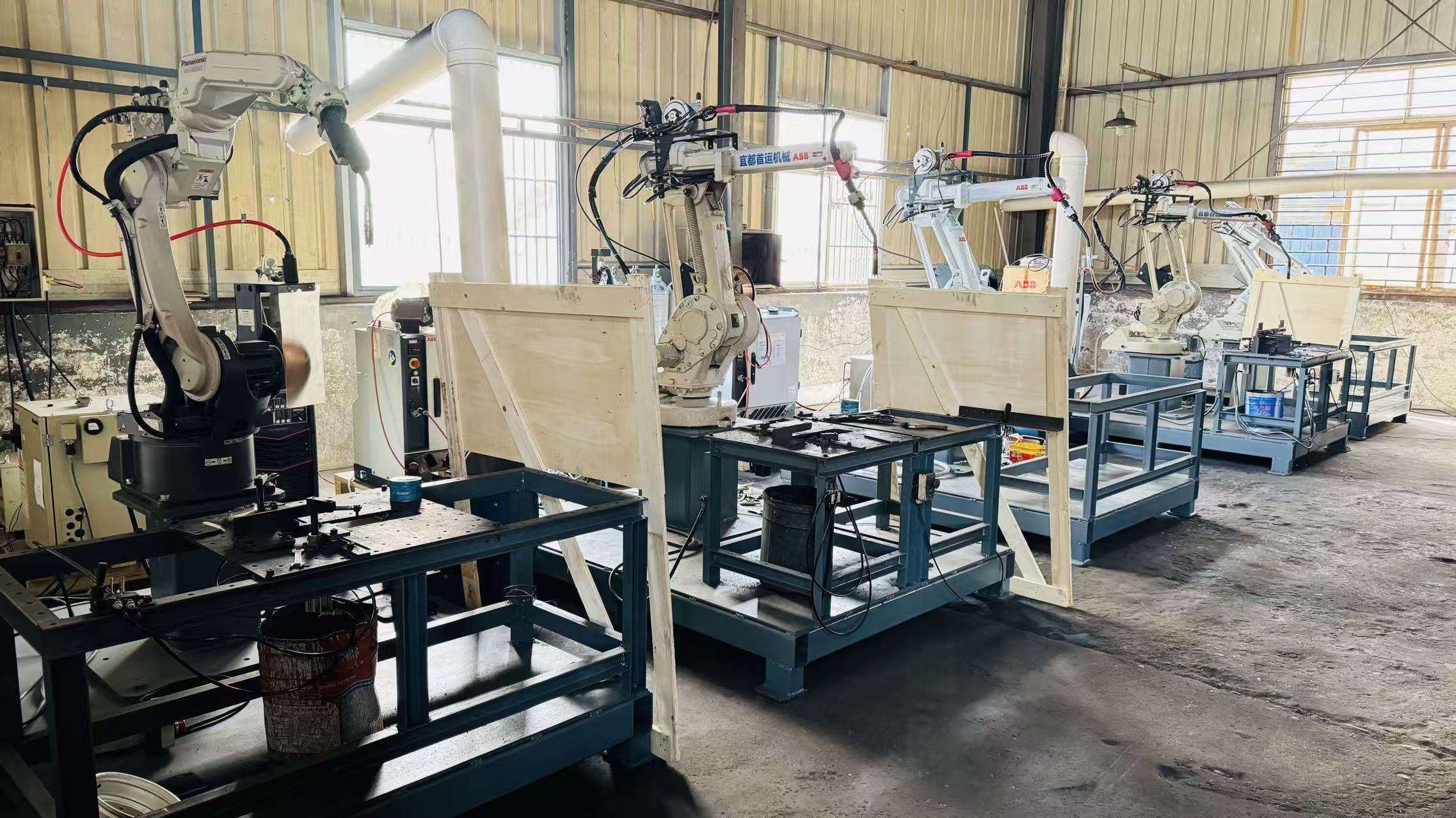 大型工业机械设备,灰色金属质感,现代化厂房背景,多台重型机械设备整齐排列,展现专业制造实力